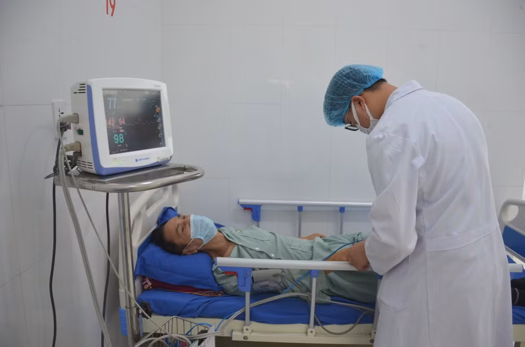 Bác sĩ Khoa Hồi sức tích cực (Bệnh viện Y dược cổ truyền tỉnh) điều trị cho người bệnh liệt nửa người do tai biến mạch máu não.