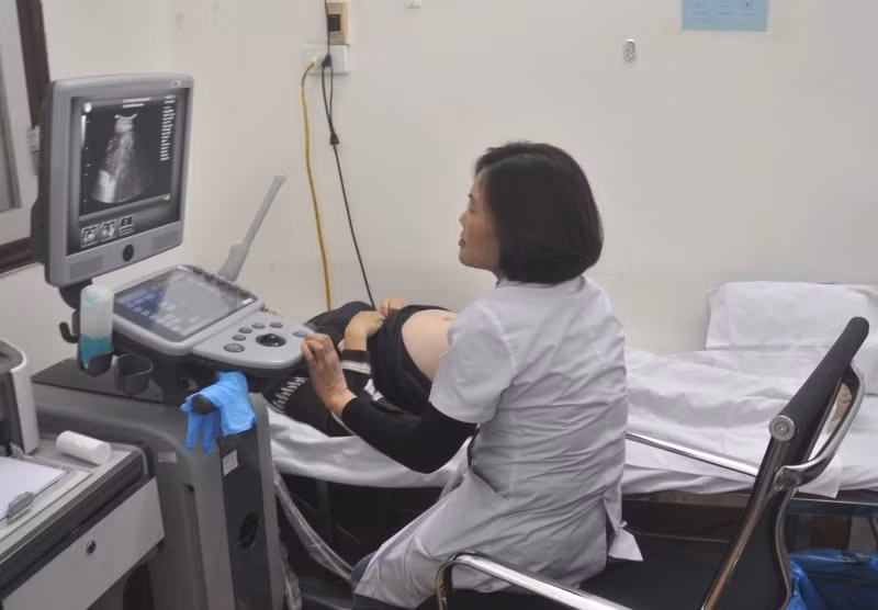 Siêu âm kiểm tra sức khỏe thai nhi tại Trung tâm Kiểm soát bệnh tật tỉnh.