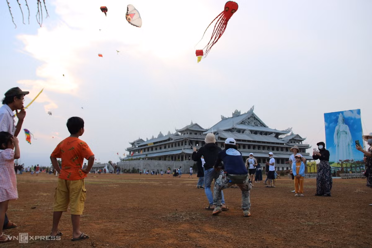 Lễ hội thử thách lái diều bên sông Trà Khúc ảnh 3