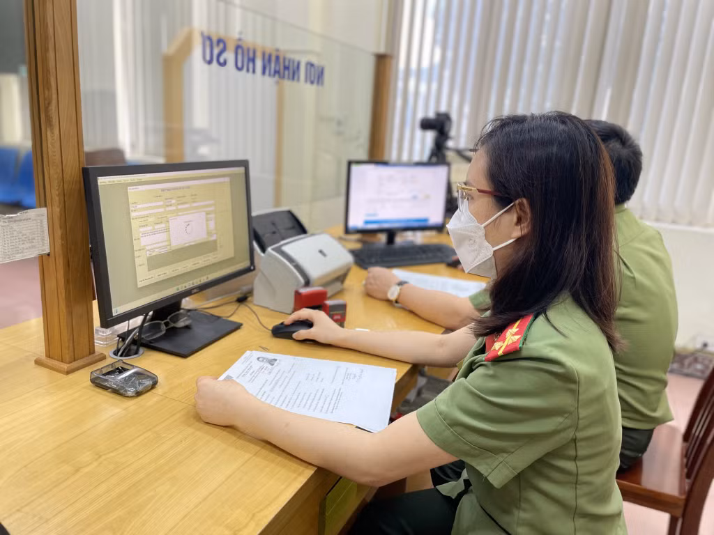 Nữ cán bộ phòng Quản lý xuất nhập cảnh thực hiện cấp hộ chiếu cho công dân.