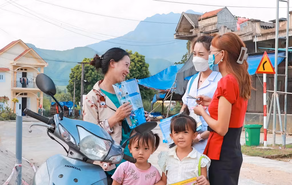 Cán bộ dân số xã Quảng Lâm, huyện Đầm Hà tuyên truyền các biện pháp tránh thai hiện đại cho phụ nữ đã sinh đủ 2 con (3-2023). Ảnh: Vân Anh