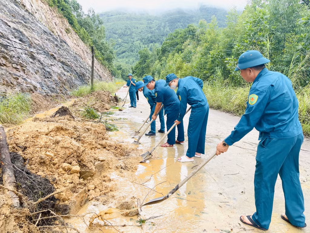 Lực lượng dân quân tự vệ TP Uông Bí tham gia xử lý sạt lở đất do mưa bão xảy ra trên địa bàn.