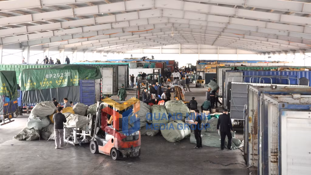 Hàng hóa nhập khẩu qua Lối mở cầu phao tạm Km3+4 Hải Yên (3-2023). Ảnh: Hữu Việt