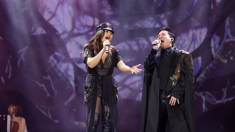Ca sĩ Tùng Dương song ca cùng Ngọc Anh 3A.
