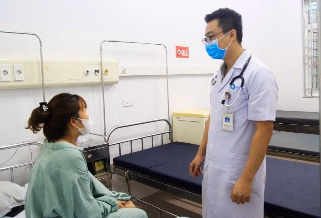 Bác sĩ thăm khám cho bệnh nhân L T T