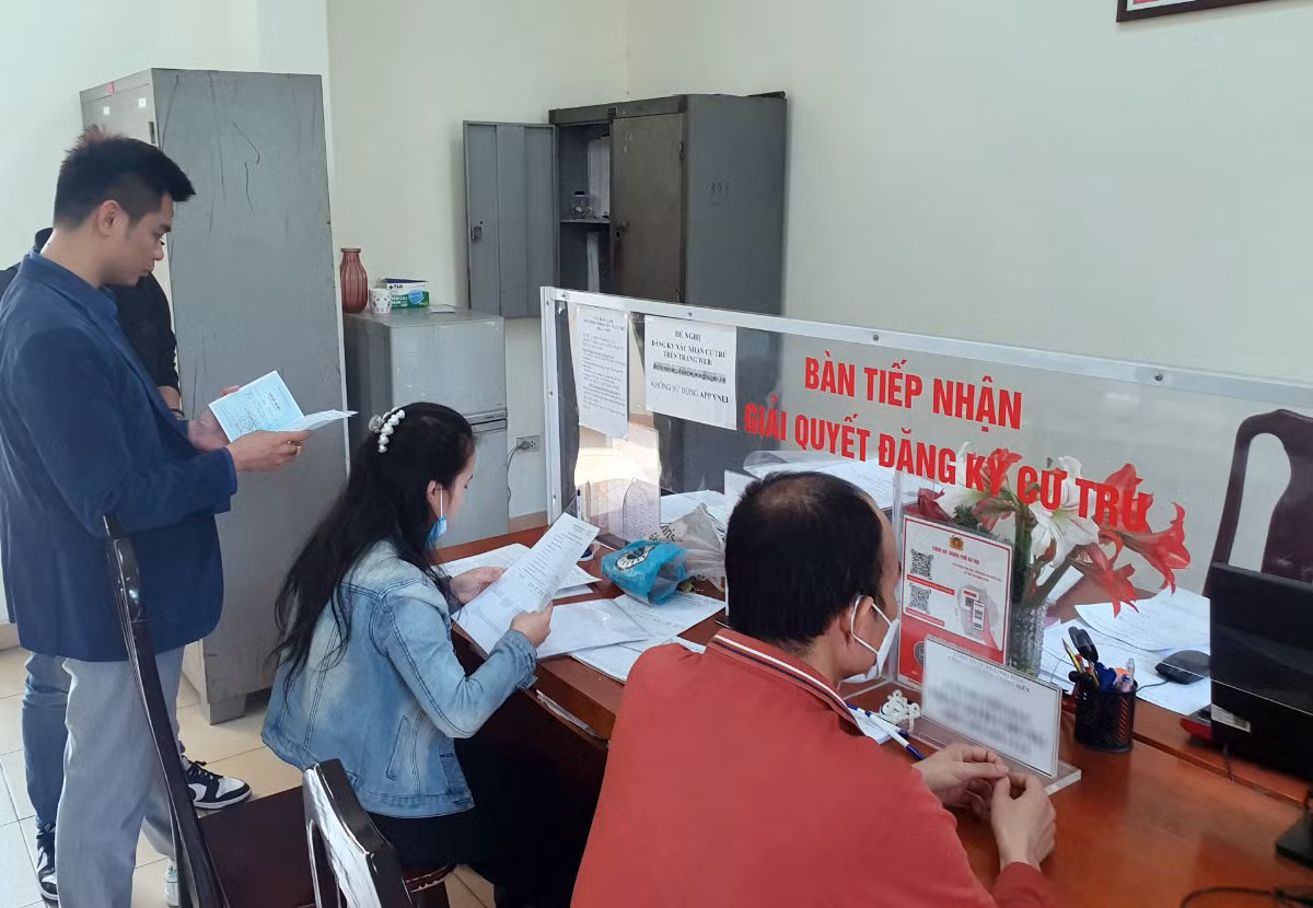 Phụ huynh mệt mỏi đi xin giấy xác nhận cư trú cho con tại Công an phường Giang Biên (Ảnh: Quang Phong)