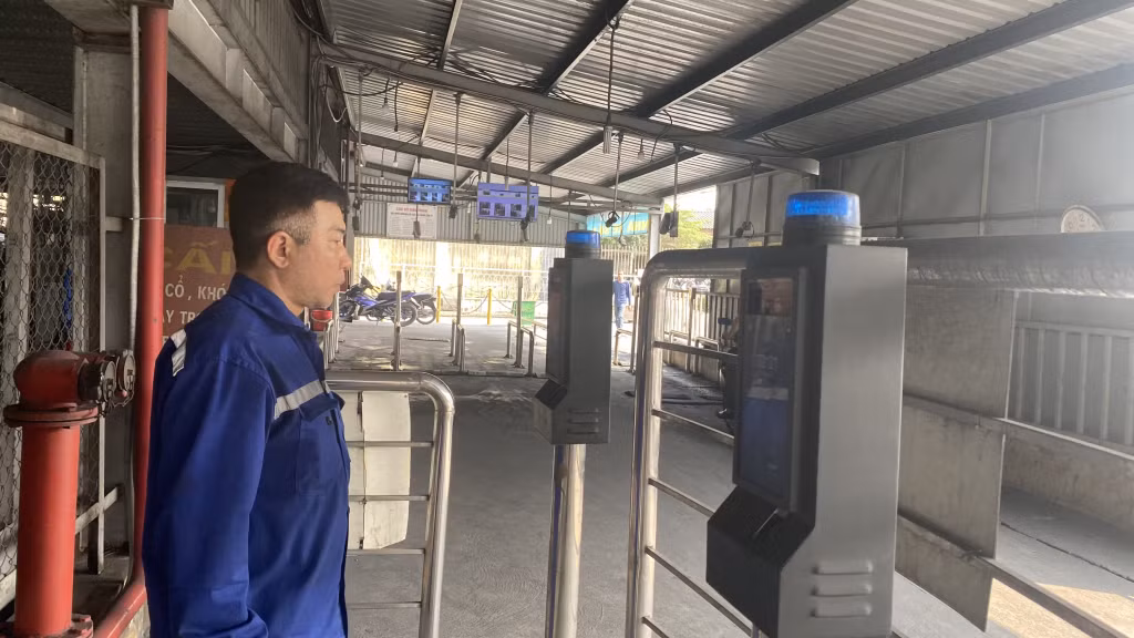 Thợ lò Than Mạo Khê nhận diện khuôn mặt và dấu vân tay trước khi vào ca sản xuất.