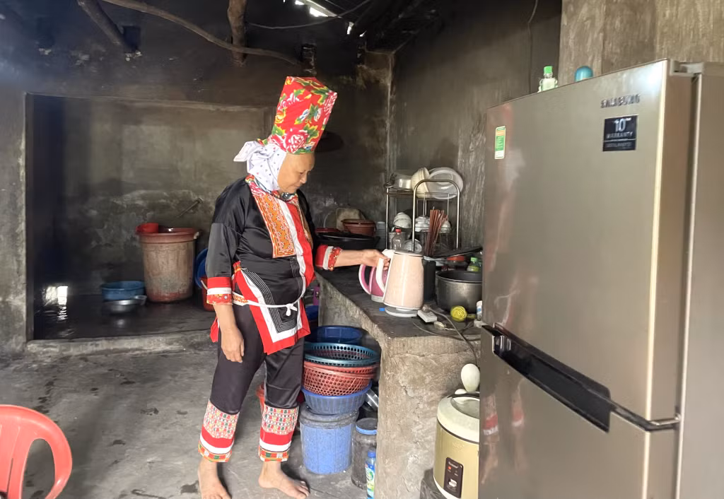 Vì điện yếu nên bà Lý Tài Múi phải nấu cơm từ 15h chiều.