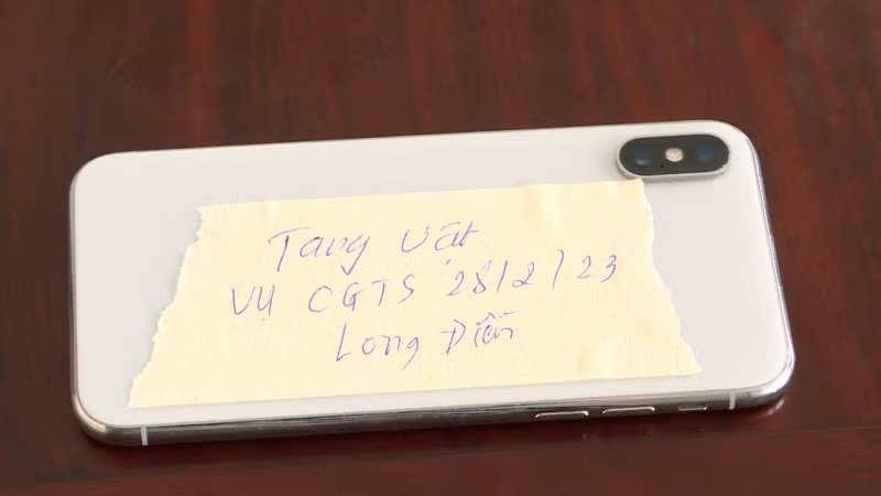 Chiếc điện thoại tang vật vụ án.