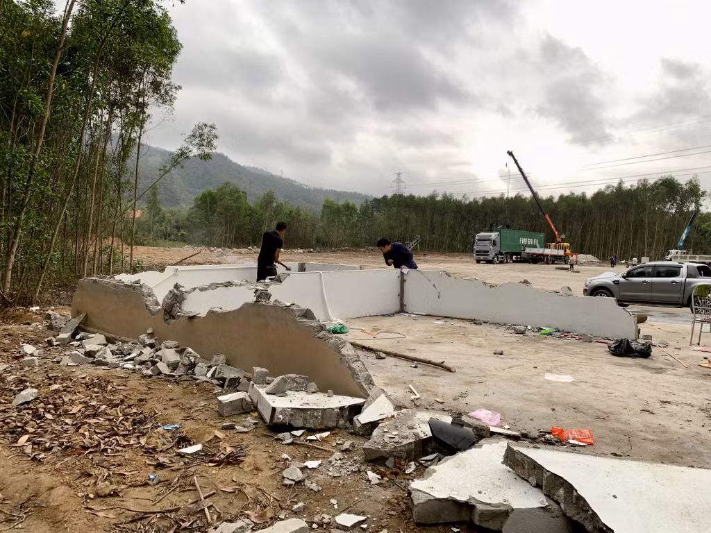 Chủ cơ sở chế biến dăm gỗ triển khai tháo rời hệ thống máy móc, dây chuyền băm dăm, các mái tôn lắp ghép và vận chuyển gỗ nguyên liệu ra khỏi khu vực sản xuất.