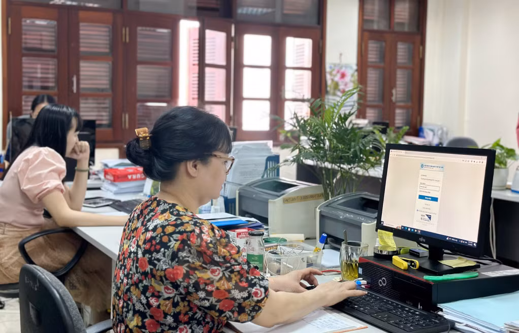 Cán bộ Phòng Chế độ BHXH (BHXH tỉnh) giải quyết các chế độ, chính sách BHXH cho người dân.