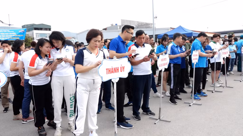 Các đại biểu được hướng dẫn cài đặt ứng dụng VneID.