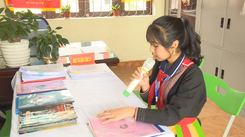 Em Dương Thị Anh (Lớp 8A, Trường PTDT nội trú Hoành Bồ, TP Hạ Long) chia sẻ nội dung về giáo dục giới tính cho các bạn học sinh.