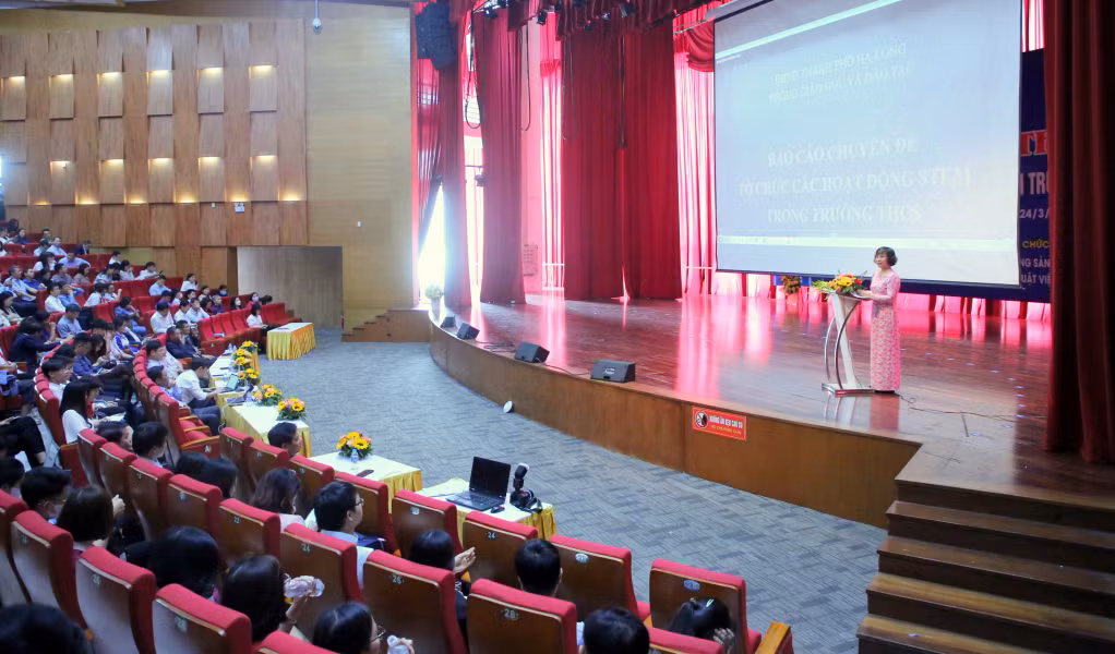 Đại diện ngành giáo dục tỉnh Quảng Ninh trình bày tham luận về nội dung tổ chức các hoạt động giáo dục STEM trong các trường THCS tại Hội thảo.