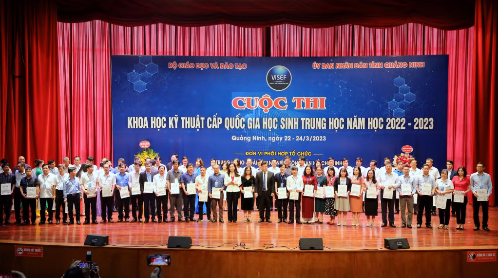 Ban Chỉ đạo và Ban Tổ chức cuộc thi tặng quà lưu niệm cho các đơn vị dự thi.
