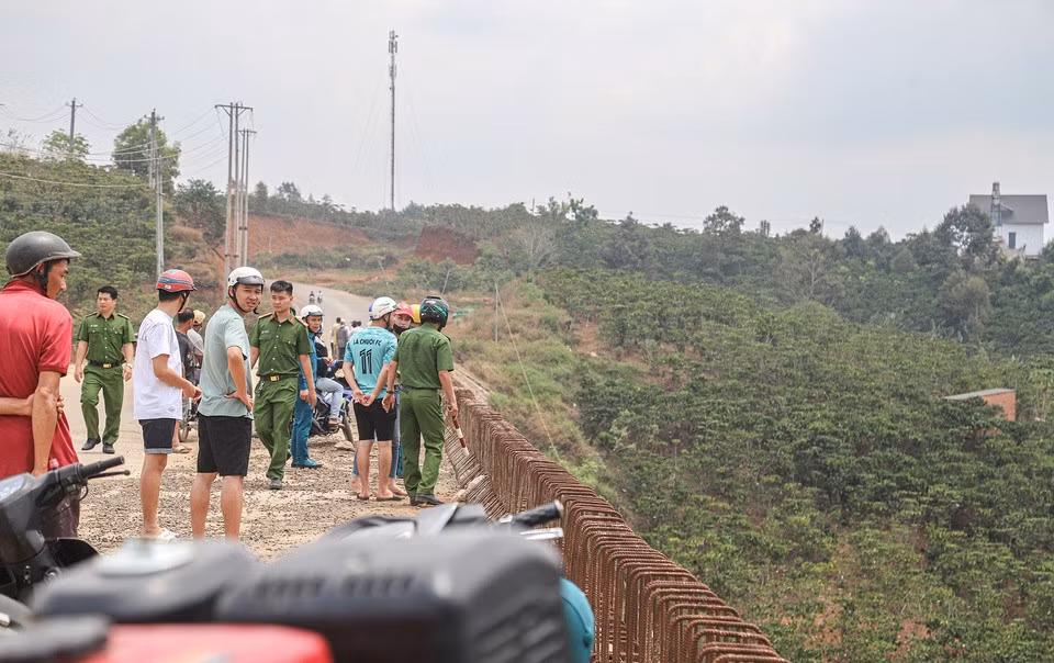 Hạng mục cầu Nau Sri thi công dang dở, không có biển cảnh báo nguy hiểm. Ảnh: Trùng Dương.
