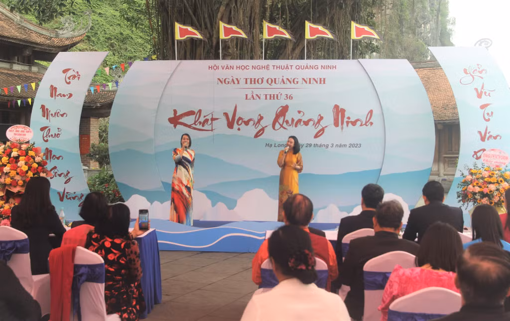 Nhiều tiết mục thơ - nhạc được trình diễn trong Ngày Thơ Quảng Ninh lần thứ 36.