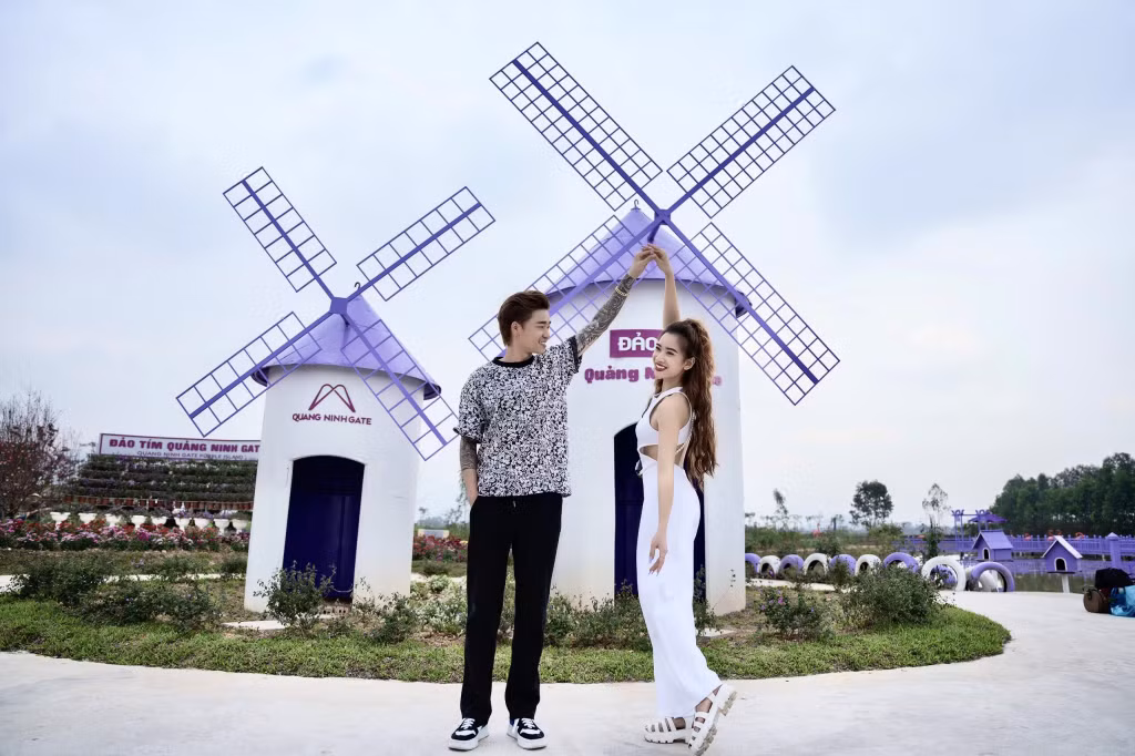 Màu tím là màu trang trí chủ đạo của Đảo Tím. Ảnh do đơn vị cung cấp.