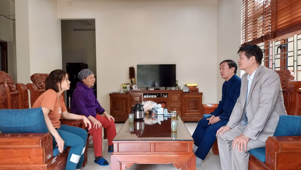 Tổ hòa giải khu phố 7, phường Hà Khẩu trò chuyện, nắm bắt tình hình trong nhân dân sau khi hòa giải xong mâu thuẫn.