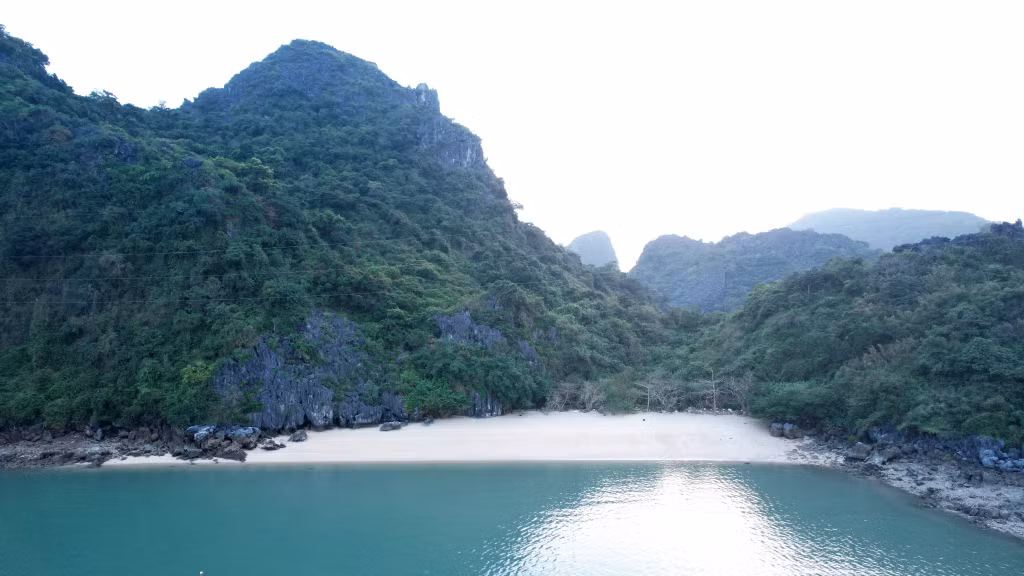 Bãi tắm Cái Lim nằm ven chân núi, có bờ cát trắng phau.