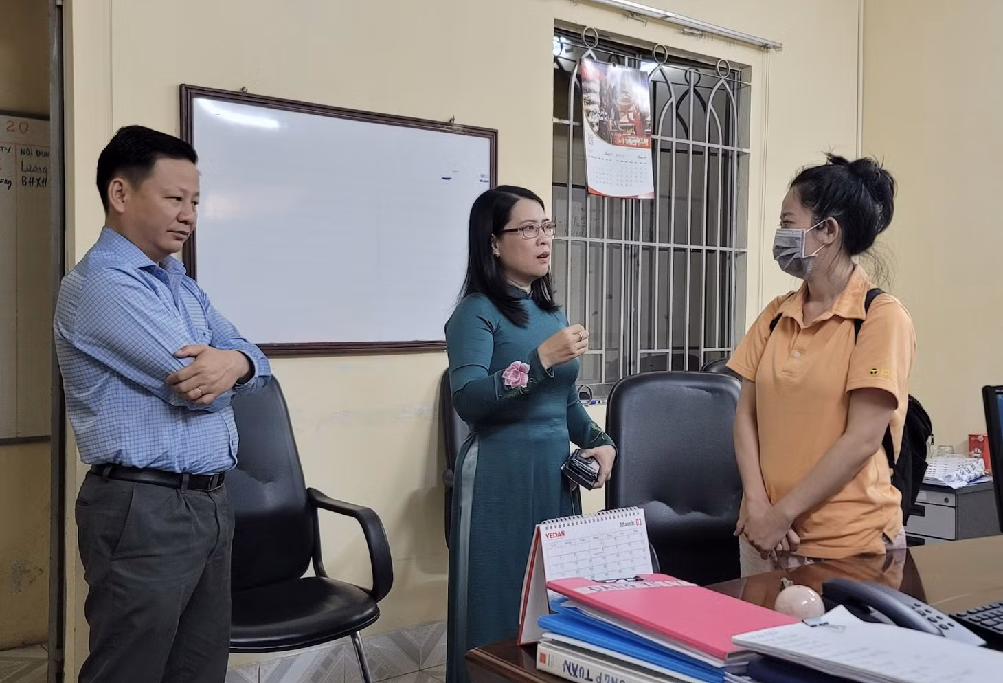 Chủ tịch LĐLĐ tỉnh Đồng Nai Nguyễn Thị Như Ý (ở giữa) thăm hỏi động viên nữ lao động Nguyễn Thị Anh Thư (bên phải), đồng thời đề nghị các ban, LĐLĐ huyện Nhơn Trạch phối hợp bảo vệ quyền lợi NLĐ. Ảnh: Hà Anh Chiến