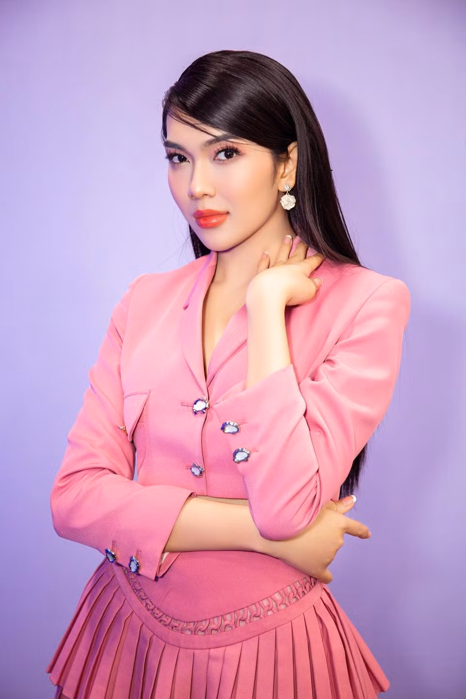 Nguyễn An Nhi sinh năm 1995, đến từ Vĩnh Long, số đo 3 vòng lần lượt là 89-64-90cm. Cô lọt top 20 Hoa hậu Chuyển giới Việt Nam 2023. Người đẹp gây ấn tượng với vẻ đẹp ngọt ngào, hình thể nóng bỏng.