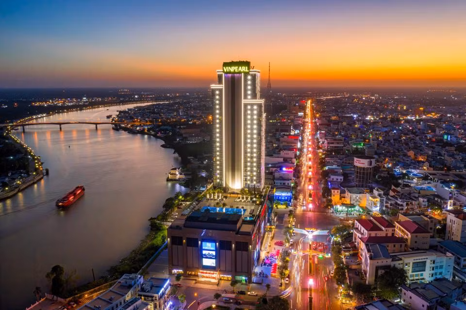 TP Cần Thơ từng được tạp chí Departures của Mỹ liệt kê trong 9 TP sở hữu hệ thống kênh đào đẹp nhất thế giới. Resort Azerai Cần Thơ nằm ven sông Hậu.