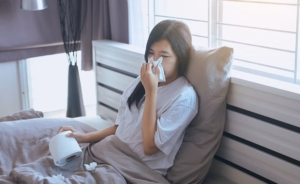 Nhiều người nghĩ rằng cúm là vấn đề đơn giản nhưng một số thói quen sai lầm có thể khiến tình trạng này kéo dài hơn bình thường. Ảnh: Osfhealthcare.