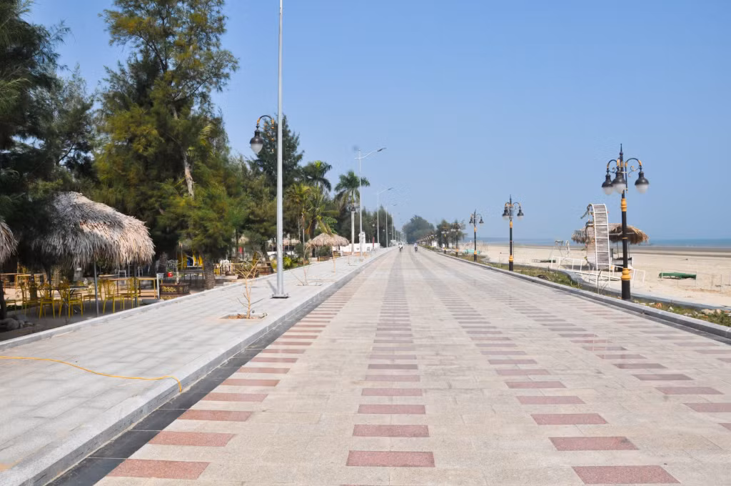 Tuyến đường dạo ven bãi biển Trà Cổ (phường Trà Cổ, TP Móng Cái) được đầu tư, tạo điểm đến hấp dẫn.