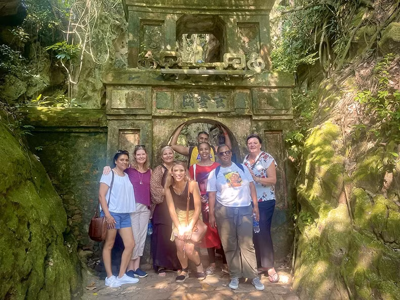 Du khách quốc tế tham quan danh thắng Ngũ Hành Sơn, thành phố Đà Nẵng. (Ảnh NGUYỄN DINH)