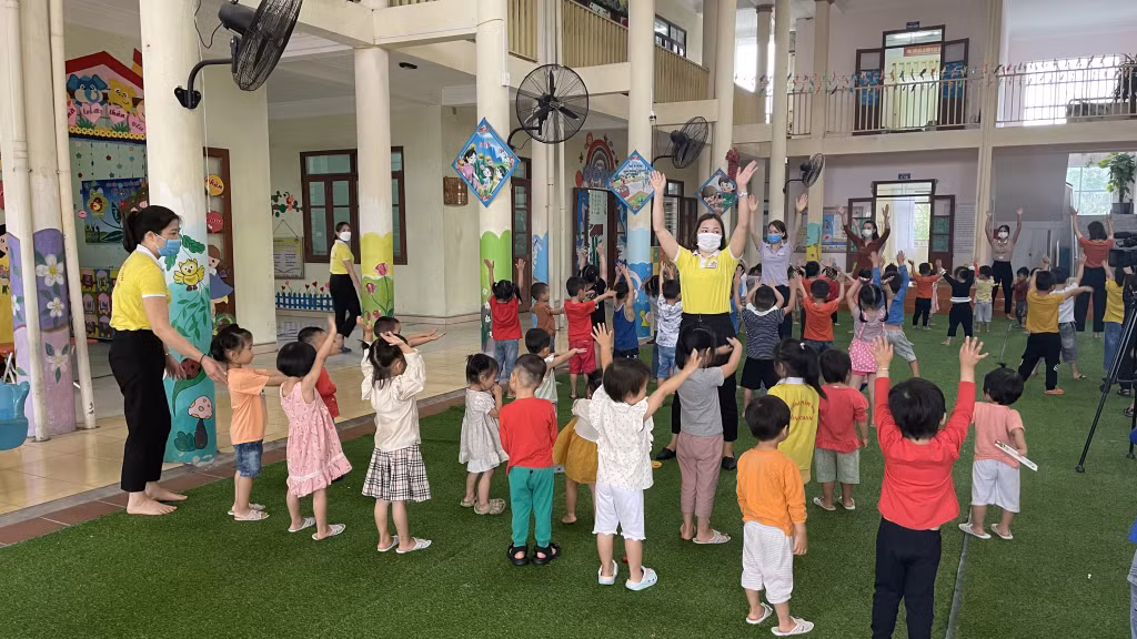 Cô giáo Trường Mầm non Đồng Chanh (TP Uông Bí) hướng dẫn trẻ tập thể dục buổi sáng.