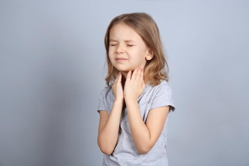 Viêm VA có thể khiến trẻ bị nghẹt mũi, cổ họng khô hoặc đau, sưng hạch ở cổ... Ảnh: Southernentassociates.