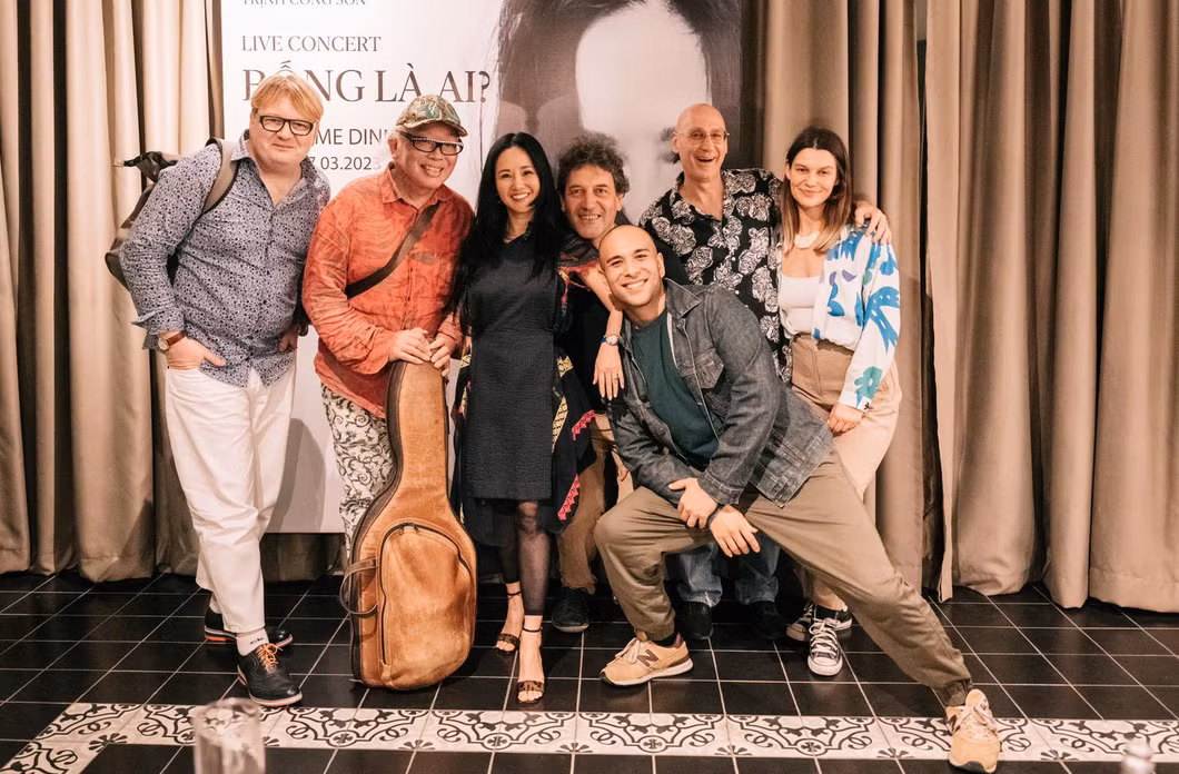 Các nghệ sĩ quốc tế chụp hình cùng ca sĩ Hồng Nhung sau khi tập luyện - Ảnh: NVCC