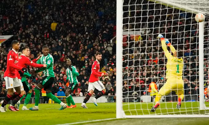 Bàn nâng tỷ số lên 3-1 của Bruno Fernandes (thứ hai từ phải sang). Ảnh: AP