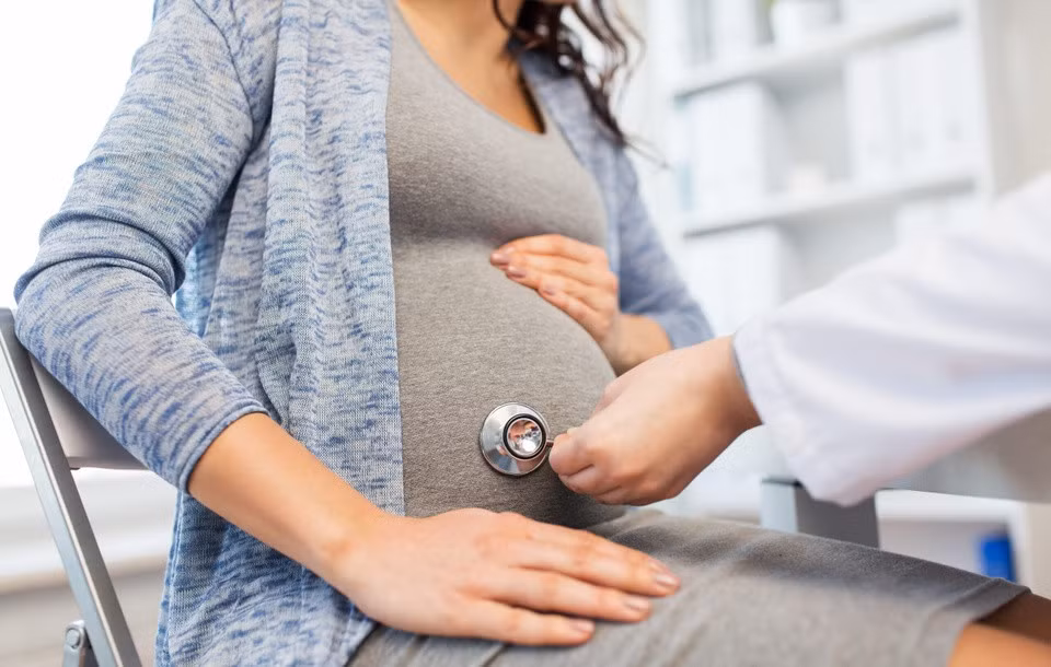 Mẹ nhiễm viêm gan virus trong thai kỳ có thể lây bệnh cho em bé. Ảnh: Scmp.