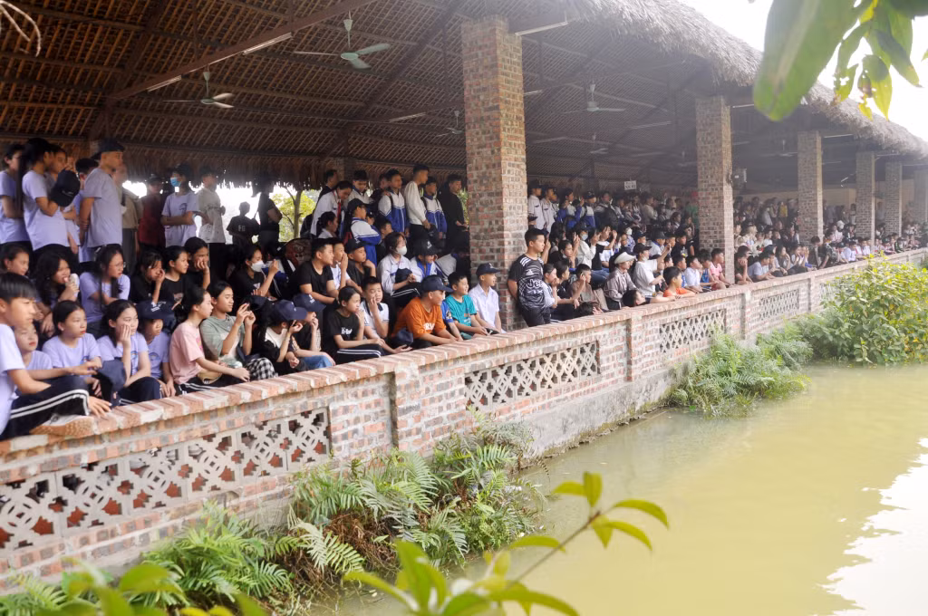 Nhà múa rối nước vừa là một chặng nghỉ vừa hấp dẫn các em với những tích diễn dân gian độc đáo.