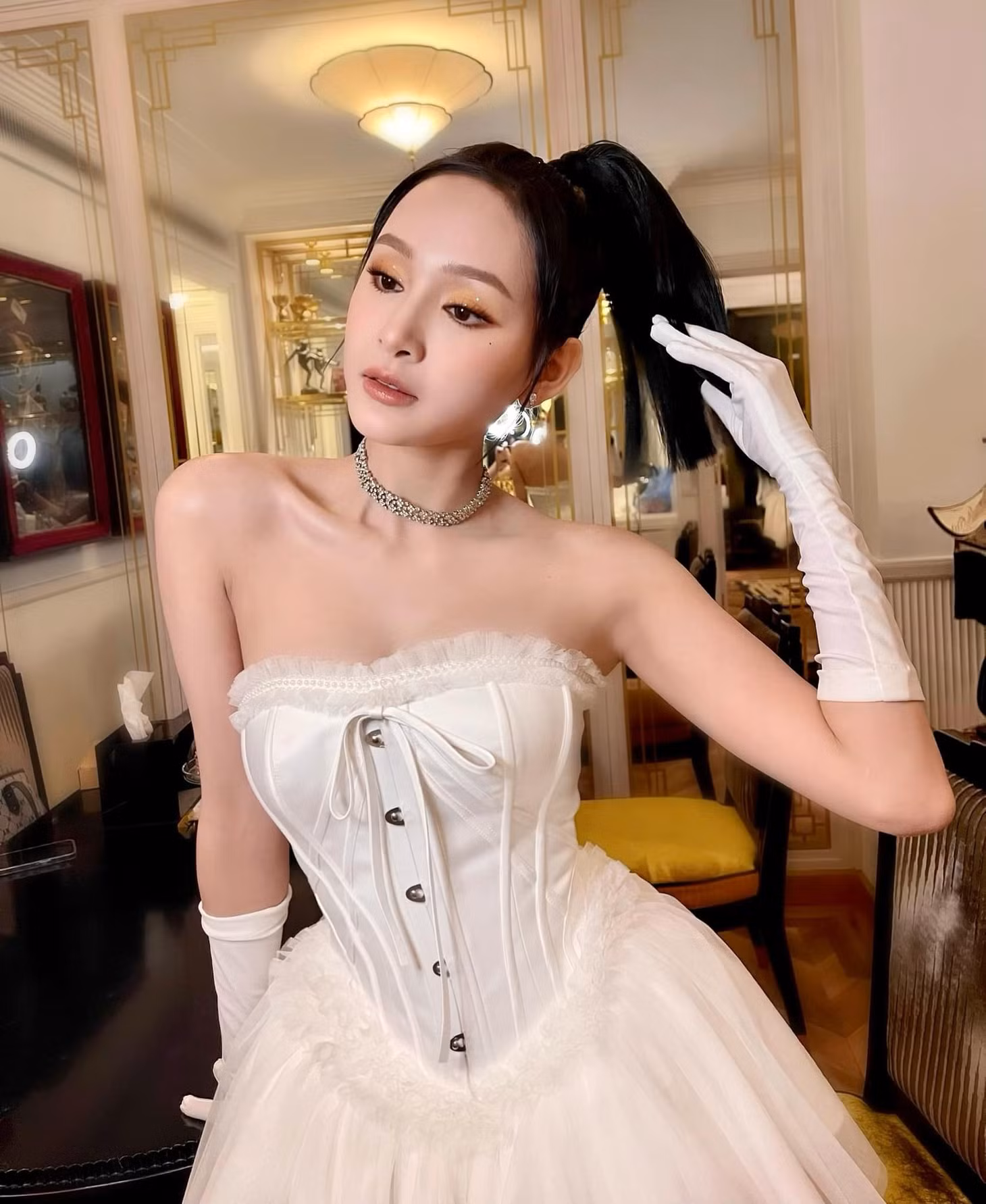 Hiền Hồ vẫn nhận show hát, sự kiện sau scandal "anh em nương tựa".