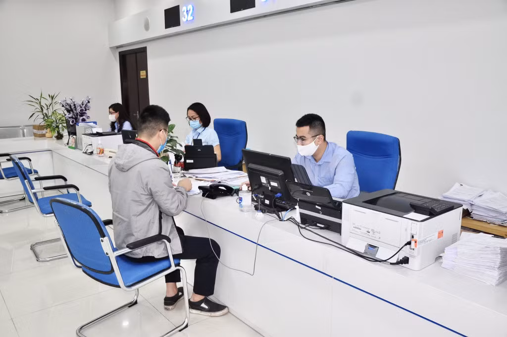 Cán bộ Trung tâm Phục vụ hành chính công tỉnh giải quyết thủ tục hành chính cho người dân.