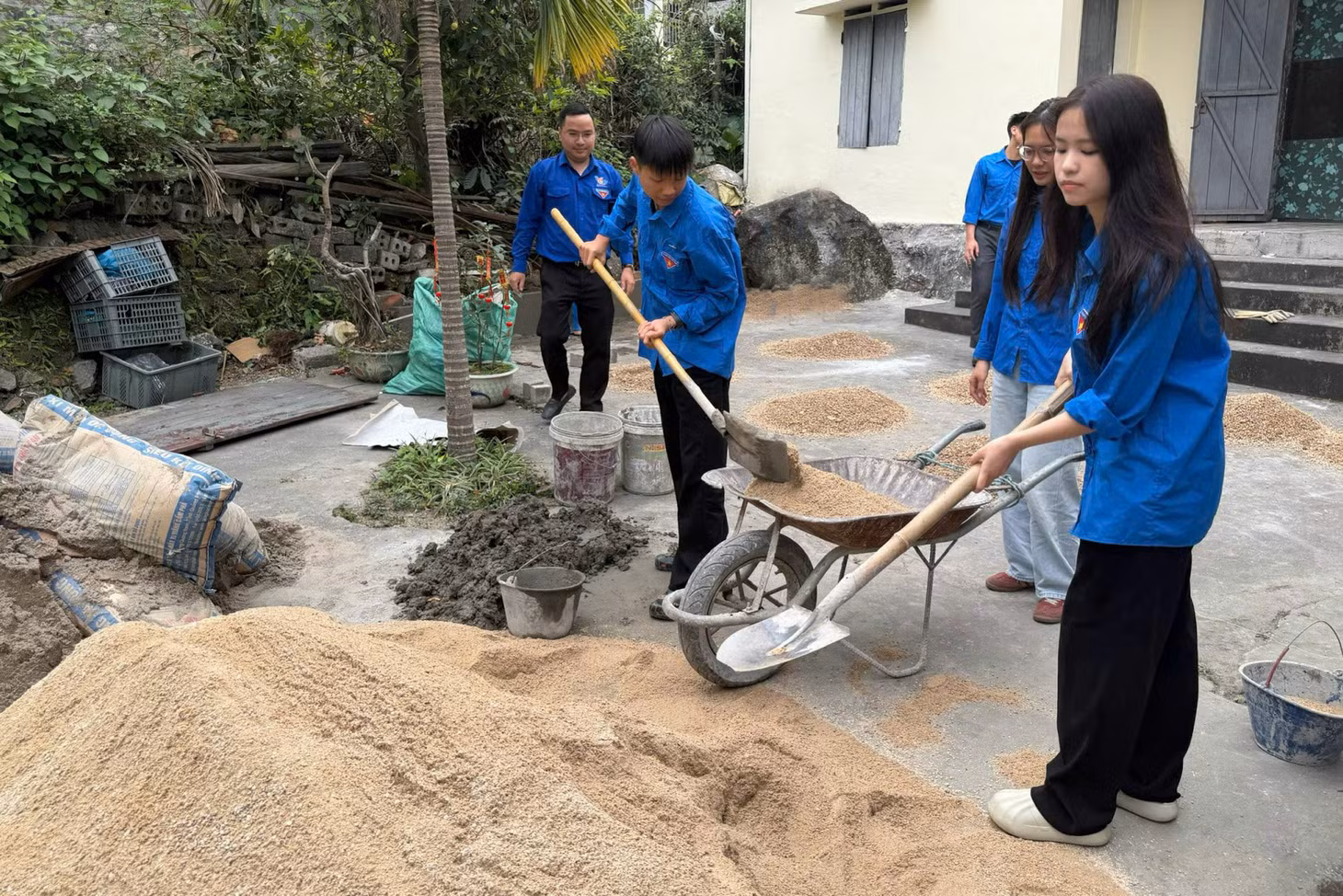 ĐVTN phường Quang Hanh tham gia hoạt động tình nguyện hỗ trợ ngày công sửa chữa nhà ở cho mẹ liệt sĩ Thiều Thị Thanh (tháng 3/2026). Ảnh: Đoàn Thanh niên phường Quang Hanh