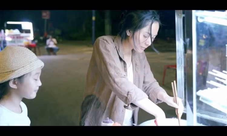 MV "Sau này con sẽ tự mình" - Duyên Quỳnh. Video: YouTube Nguyễn Duyên Quỳnh official