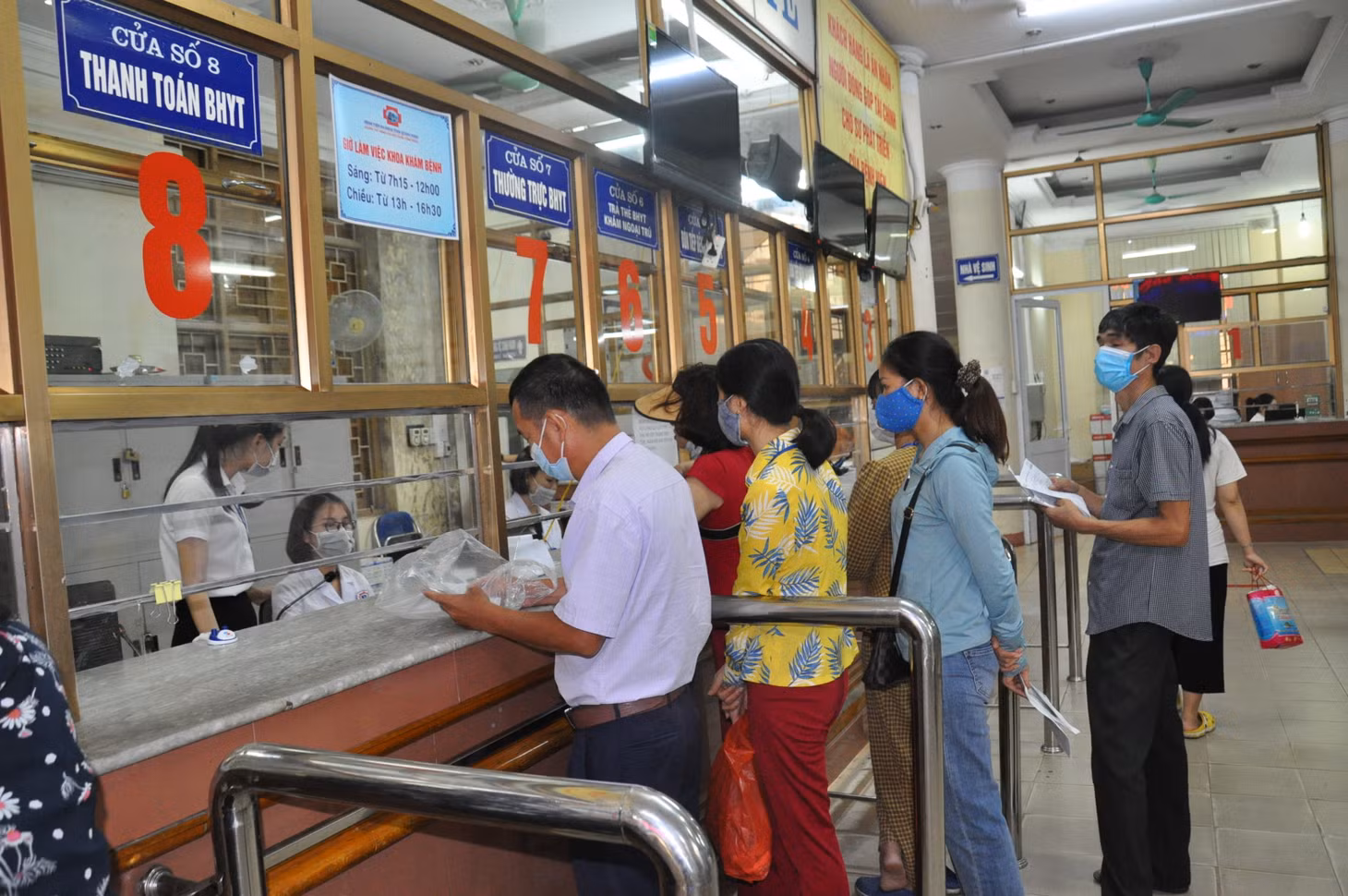 Người dân sử dụng thẻ căn cước công dân gắn chíp làm thủ tục khám, chữa bệnh tại Bệnh viện Đa khoa tỉnh.