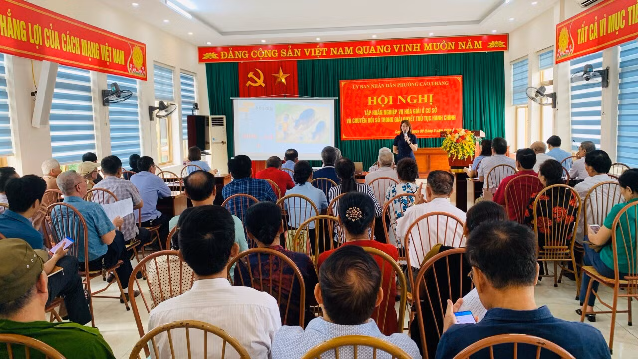 Báo cáo viên pháp luật cấp tỉnh truyền đạt các nội dung tại hội nghị tập huấn hòa giải ở cơ sở và chuyển đổi số trong giải quyết TTHC do UBND phường Cao Thắng (TP Hạ Long) thực hiện, tháng 5/2024. Ảnh: Thanh Hải (CTV)