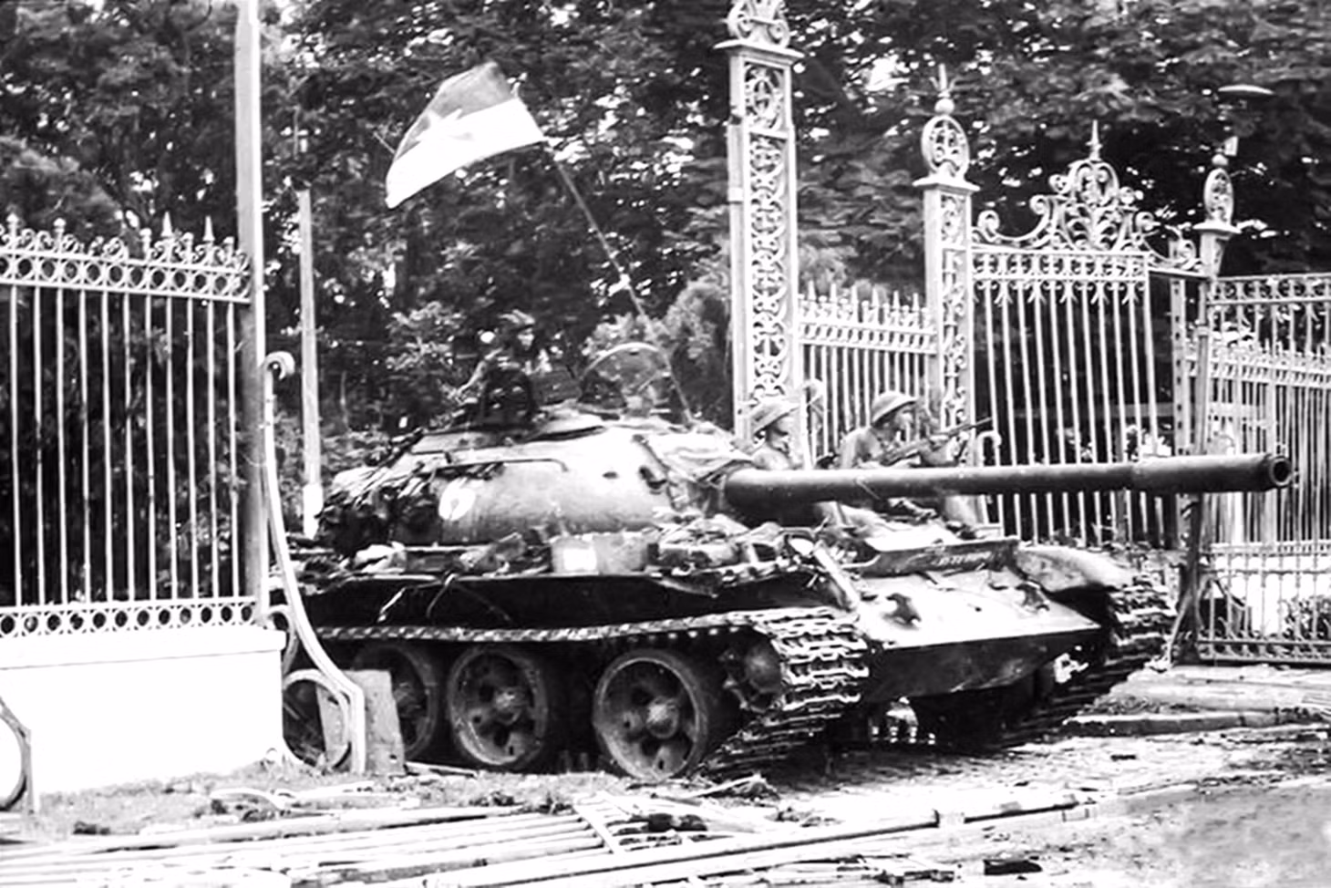 11 giờ 30 phút ngày 30/4/1975, xe tăng quân Giải phóng băng qua cánh cổng sắt đánh chiếm Phủ Tổng thống ngụy quyền Sài Gòn, kết thúc Chiến dịch Hồ Chí Minh lịch sử thắng lợi. Ảnh: TTXVN