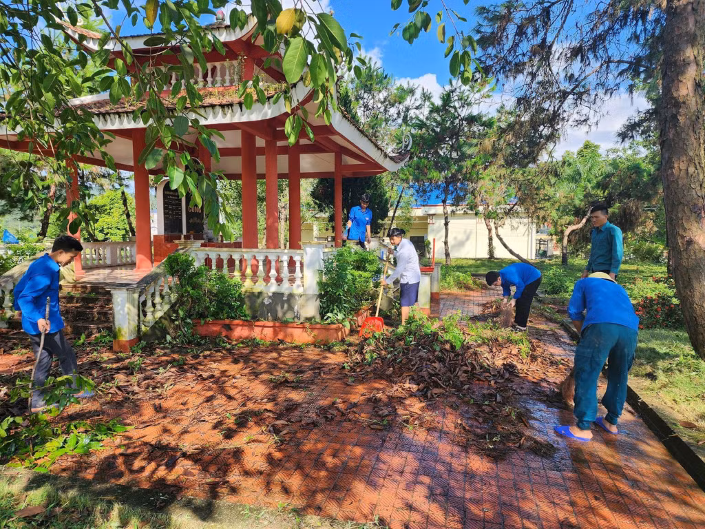 Đoàn Thanh niên xã Thanh Sơn (huyện Ba Chẽ) dọn dẹp nhà bia tưởng niệm các anh hùng liệt sĩ.