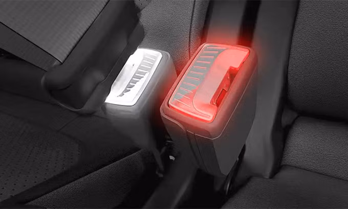 Khóa dây đai an toàn phát sáng trên xe Skoda. Ảnh: Skoda