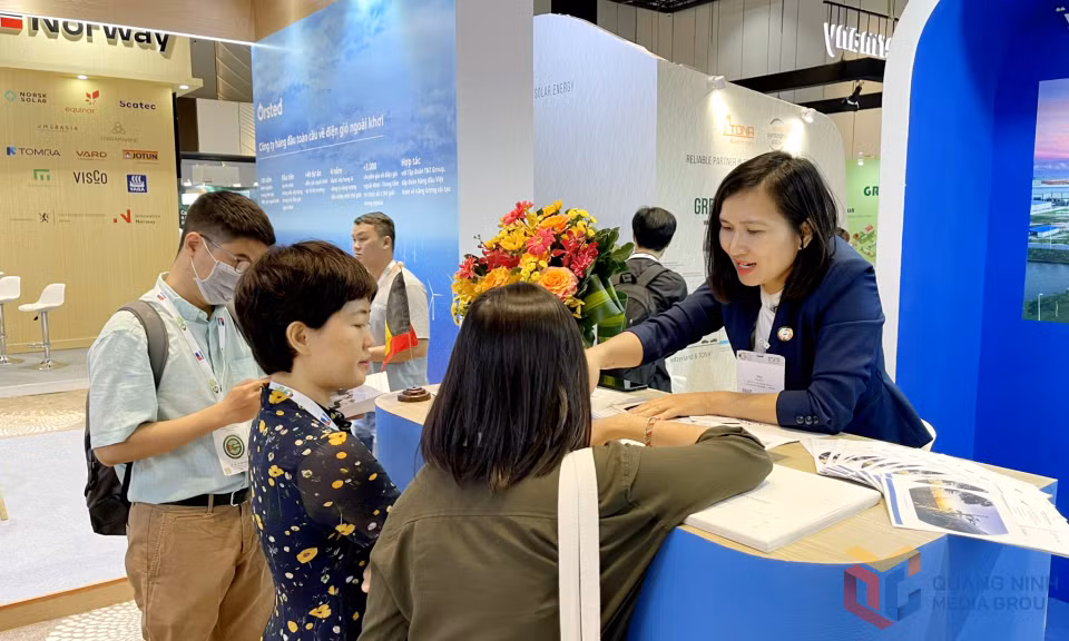 Nhân viên marketing KCN Bắc Tiền Phong (TX Quảng Yên) giới thiệu với nhà đầu tư về chiến lược thu hút đầu tư vào KCN. Ảnh: Mạnh Trường