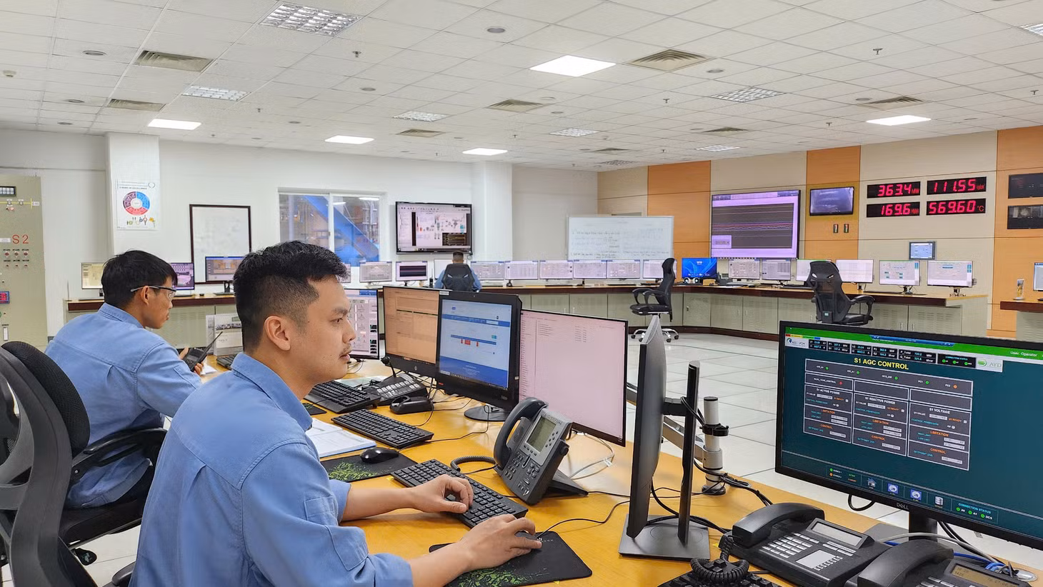 An toàn là nguyên tắc hàng đầu tại Công ty TNHH Điện lực AES Mông Dương. (Trong ảnh: Cán bộ kỹ thuật Nhà máy Nhiệt điện BOT Mông Dương 2 trực vận hành tại phòng điều khiển trung tâm.)