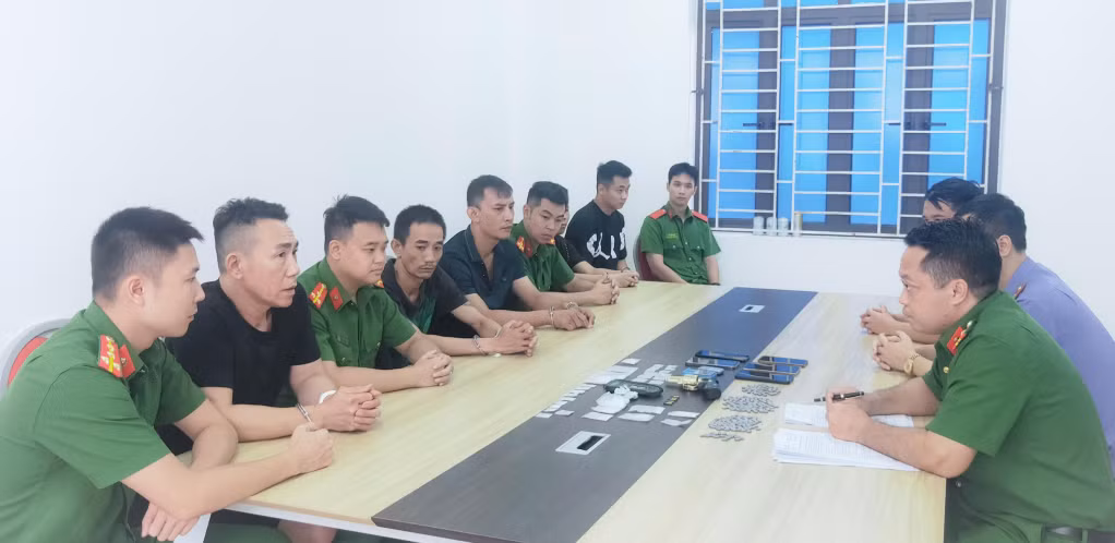 Cơ quan CSĐT Ba Chẽ khai thác các đối tượng bị bắt giữ trong vụ án mua bán trái phép chất ma túy và Tổ chức sử dụng trái phép chất ma túy tại huyện Ba Chẽ vào tháng 9-/2024. Ảnh: Bùi Minh (Trung tâm TT-VH huyện Ba chẽ)