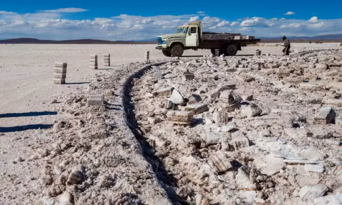 Một mỏ khai thác lithium ở Salar de Uyuni, Bolivia. Ảnh: David Gysel