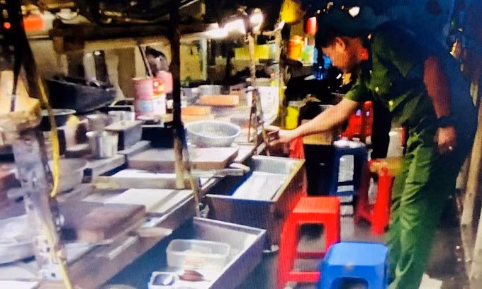Công an khám xét một cơ sở gia công số vàng lậu, tạm giữ 14 kg vàng thỏi và nữ trang nghi vàng lậu. Ảnh: Vũ Phương